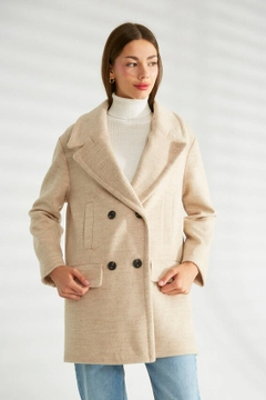 Bir model, Robin toptan giyim markasının 31001 - Coat - Stone toptan Kaban ürününü sergiliyor.