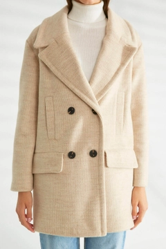 Bir model, Robin toptan giyim markasının 31001 - Coat - Stone toptan Kaban ürününü sergiliyor.