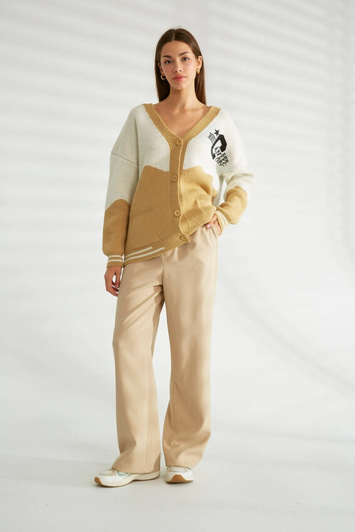 Una modelo de ropa al por mayor lleva 31028 - Cardigan - Camel, Rebeca turco al por mayor de Robin