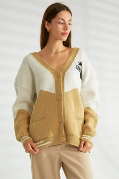 Bir model, Robin toptan giyim markasının 31028 - Cardigan - Camel toptan Hırka ürününü sergiliyor.