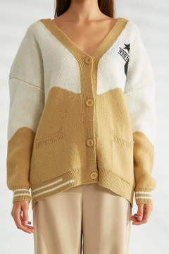Una modella di abbigliamento all'ingrosso indossa 31028 - Cardigan - Camel, vendita all'ingrosso turca di Cardigan di Robin