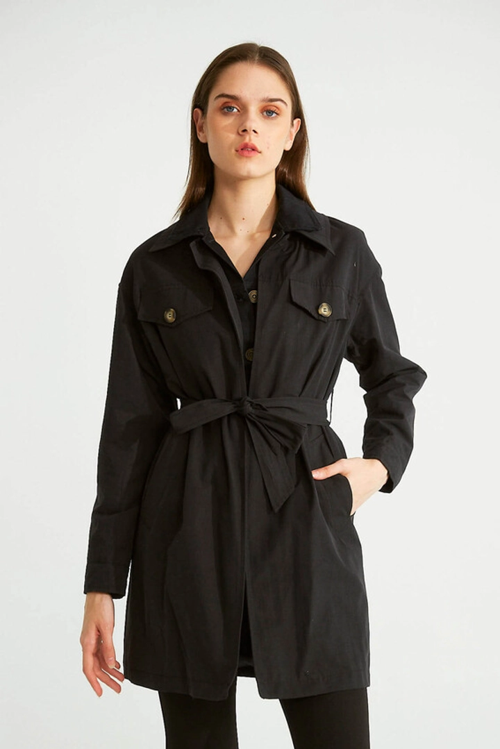 Una modella di abbigliamento all'ingrosso indossa 32090 - Trenchcoat - Black, vendita all'ingrosso turca di Impermeabile di Robin