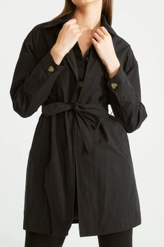A wholesale clothing model wears 32090 - Trenchcoat - Black, Turkish wholesale Trenchcoat of Robin