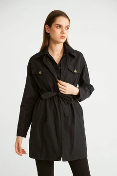 Een kledingmodel uit de groothandel draagt 32090 - Trenchcoat - Black, Turkse groothandel Trenchcoat van Robin