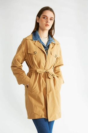 A model wears 32091 - Trenchcoat - Camel, wholesale undefined of Robin to display at Lonca