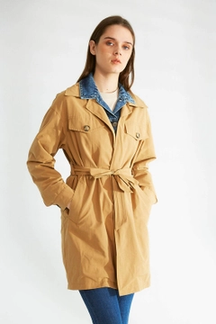Een kledingmodel uit de groothandel draagt 32091 - Trenchcoat - Camel, Turkse groothandel Trenchcoat van Robin