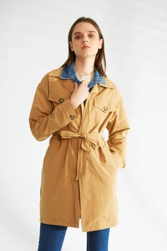 Bir model, Robin toptan giyim markasının 32091 - Trenchcoat - Camel toptan Trençkot ürününü sergiliyor.