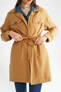 A wholesale clothing model wears 32091 - Trenchcoat - Camel, Turkish wholesale Trenchcoat of Robin