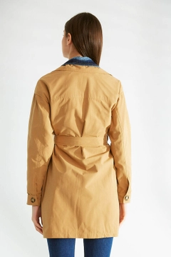 Bir model, Robin toptan giyim markasının 32091 - Trenchcoat - Camel toptan Trençkot ürününü sergiliyor.