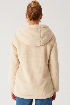 Ένα μοντέλο χονδρικής πώλησης ρούχων φοράει 32109 - Coat - Stone, τούρκικο Σακάκι χονδρικής πώλησης από Robin