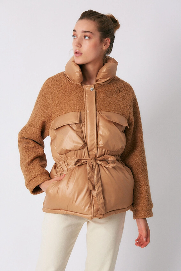 Bir model, Robin toptan giyim markasının 32113 - Coat - Camel toptan Kaban ürününü sergiliyor.