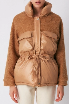 Bir model, Robin toptan giyim markasının 32113 - Coat - Camel toptan Kaban ürününü sergiliyor.