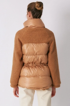Ein Bekleidungsmodell aus dem Großhandel trägt 32113 - Coat - Camel, türkischer Großhandel Mantel von Robin