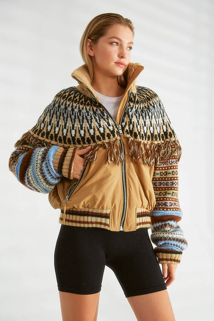 Ένα μοντέλο χονδρικής πώλησης ρούχων φοράει 32125 - Coat - Camel, τούρκικο Σακάκι χονδρικής πώλησης από Robin