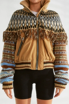 Ein Bekleidungsmodell aus dem Großhandel trägt 32125 - Coat - Camel, türkischer Großhandel Mantel von Robin