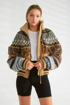 Bir model, Robin toptan giyim markasının 32125 - Coat - Camel toptan Kaban ürününü sergiliyor.