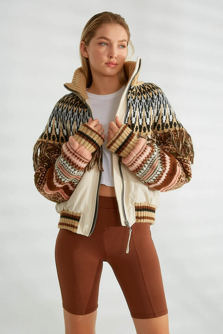 Ένα μοντέλο χονδρικής πώλησης ρούχων φοράει 32126 - Coat - Stone, τούρκικο Σακάκι χονδρικής πώλησης από Robin