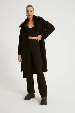 Een kledingmodel uit de groothandel draagt 32127 - Overcoat - Black, Turkse groothandel Jas van Robin