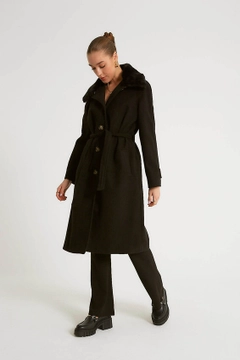 Bir model, Robin toptan giyim markasının 32127 - Overcoat - Black toptan Kaban ürününü sergiliyor.