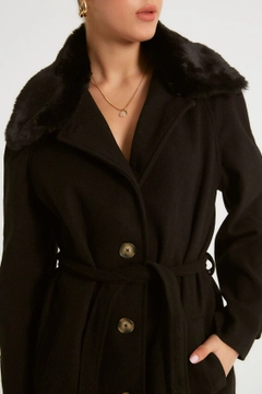 Bir model, Robin toptan giyim markasının 32127 - Overcoat - Black toptan Kaban ürününü sergiliyor.