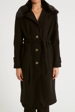 Ένα μοντέλο χονδρικής πώλησης ρούχων φοράει 32127 - Overcoat - Black, τούρκικο Σακάκι χονδρικής πώλησης από Robin