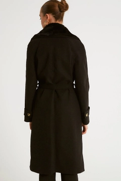 Una modella di abbigliamento all'ingrosso indossa 32127 - Overcoat - Black, vendita all'ingrosso turca di Cappotto di Robin