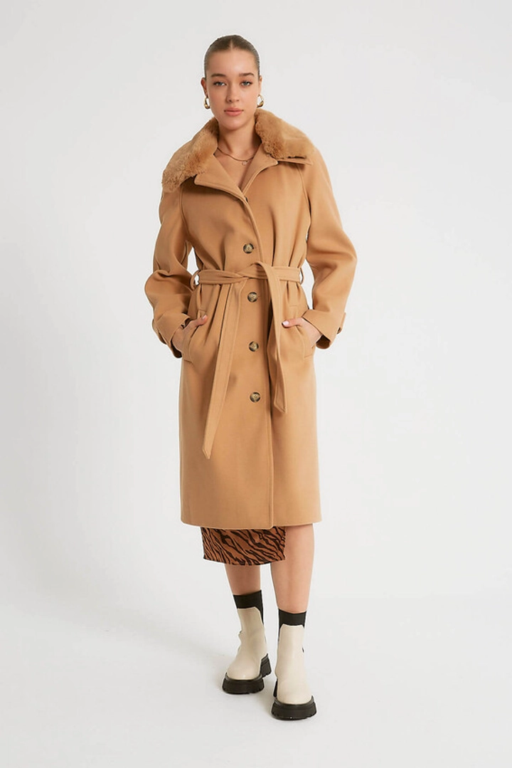 Ένα μοντέλο χονδρικής πώλησης ρούχων φοράει 32128 - Overcoat - Camel, τούρκικο Σακάκι χονδρικής πώλησης από Robin