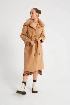 Bir model, Robin toptan giyim markasının 32128 - Overcoat - Camel toptan Kaban ürününü sergiliyor.