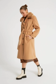 Bir model, Robin toptan giyim markasının 32128 - Overcoat - Camel toptan Kaban ürününü sergiliyor.