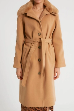 Una modelo de ropa al por mayor lleva 32128 - Overcoat - Camel, Abrigo turco al por mayor de Robin