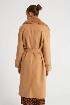 Una modella di abbigliamento all'ingrosso indossa 32128 - Overcoat - Camel, vendita all'ingrosso turca di Cappotto di Robin