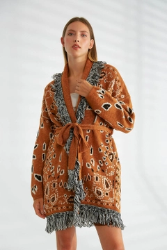 Een kledingmodel uit de groothandel draagt 32159 - Cardigan - Camel And Black, Turkse groothandel Vest van Robin