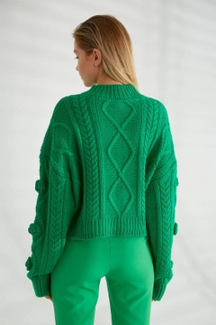 Bir model, Robin toptan giyim markasının 32272 - Sweater - Green toptan Kazak ürününü sergiliyor.