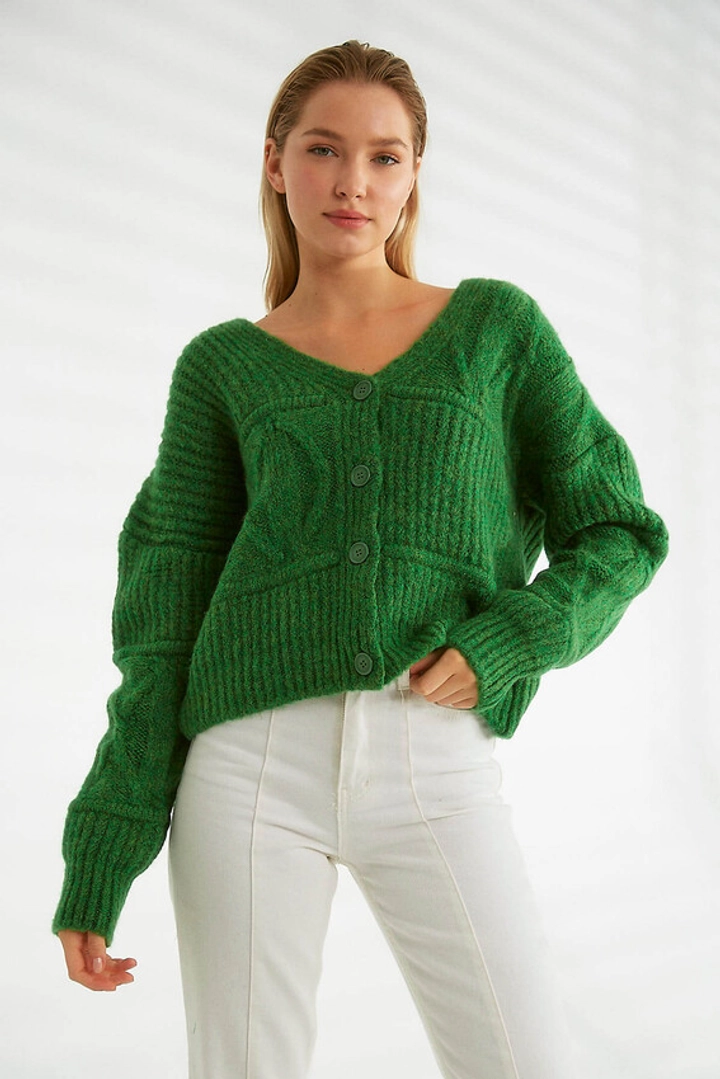 Ein Bekleidungsmodell aus dem Großhandel trägt 32406 - Cardigan - Dark Green, türkischer Großhandel Strickjacke von Robin