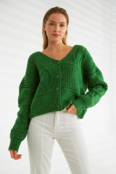 Bir model, Robin toptan giyim markasının 32406 - Cardigan - Dark Green toptan Hırka ürününü sergiliyor.