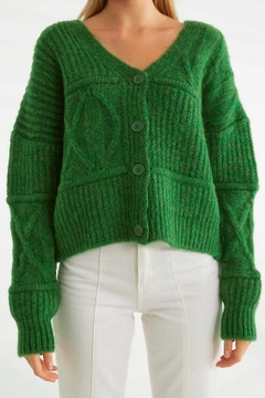Bir model, Robin toptan giyim markasının 32406 - Cardigan - Dark Green toptan Hırka ürününü sergiliyor.
