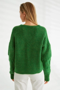 Модел на дрехи на едро носи 32406 - Cardigan - Dark Green, турски едро Плетена жилетка на Robin