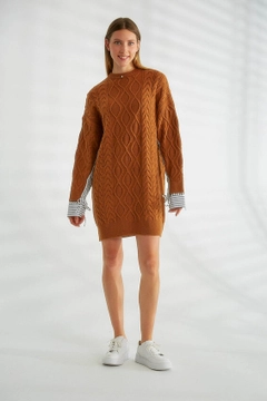 Bir model, Robin toptan giyim markasının 32461 - Sweater - Tan toptan Kazak ürününü sergiliyor.