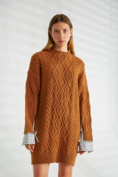 Ein Bekleidungsmodell aus dem Großhandel trägt 32461 - Sweater - Tan, türkischer Großhandel Pullover von Robin
