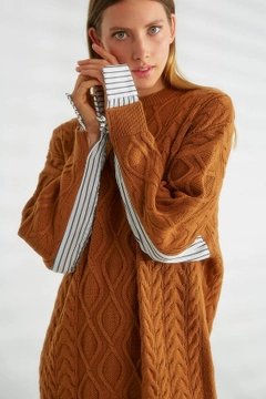 Una modella di abbigliamento all'ingrosso indossa 32461 - Sweater - Tan, vendita all'ingrosso turca di Maglione di Robin