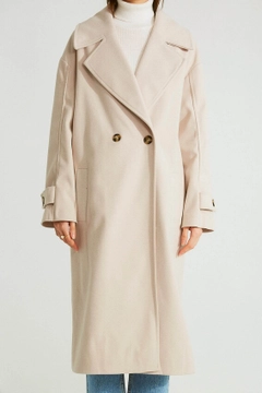 Ein Bekleidungsmodell aus dem Großhandel trägt 32515 - Coat - Stone, türkischer Großhandel Mantel von Robin