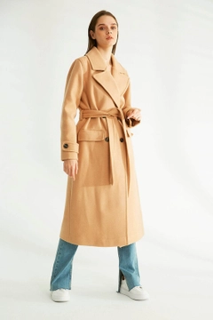Bir model, Robin toptan giyim markasının 32516 - Coat - Camel toptan Kaban ürününü sergiliyor.