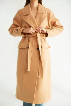 Bir model, Robin toptan giyim markasının 32516 - Coat - Camel toptan Kaban ürününü sergiliyor.