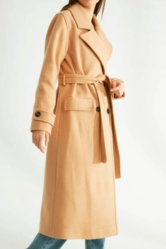 Ein Bekleidungsmodell aus dem Großhandel trägt 32516 - Coat - Camel, türkischer Großhandel Mantel von Robin