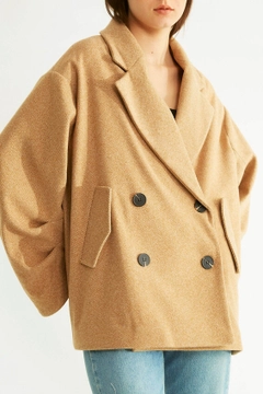 Bir model, Robin toptan giyim markasının 32510 - Coat - Camel toptan Kaban ürününü sergiliyor.