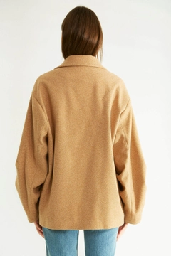 Una modella di abbigliamento all'ingrosso indossa 32510 - Coat - Camel, vendita all'ingrosso turca di Cappotto di Robin