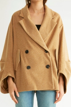 Bir model, Robin toptan giyim markasının 32510 - Coat - Camel toptan Kaban ürününü sergiliyor.