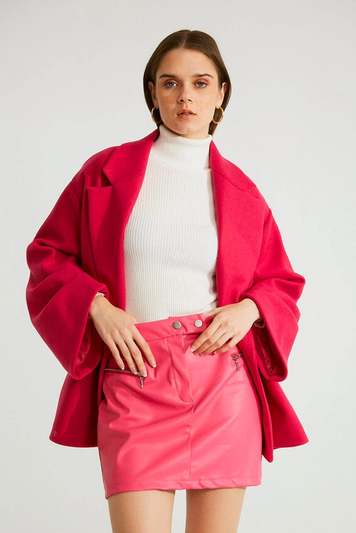Bir model, Robin toptan giyim markasının 32513 - Coat - Fuchsia toptan Kaban ürününü sergiliyor.