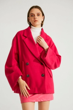 Una modella di abbigliamento all'ingrosso indossa 32513 - Coat - Fuchsia, vendita all'ingrosso turca di Cappotto di Robin