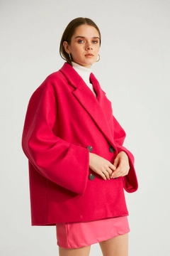 Una modella di abbigliamento all'ingrosso indossa 32513 - Coat - Fuchsia, vendita all'ingrosso turca di Cappotto di Robin